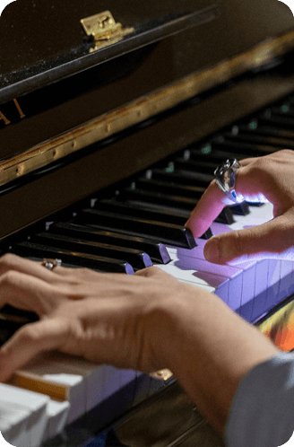 Primo piano di mani che suonano il pianoforte